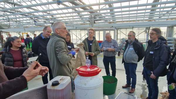 Menschen erkunden sich beim Referenten.