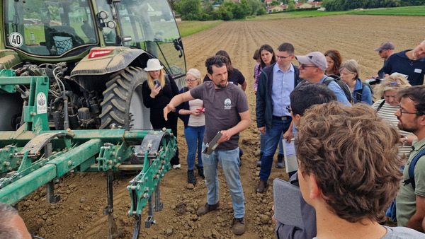 Wolfgang Binder-Laki explains to participants how he uses the technique of ridge cultivation on his organic farm. Photo: FiBL Austria, Friedrich Leitgeb