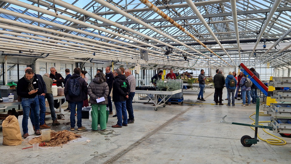 Menschen unter einem Glassdachgebäude.